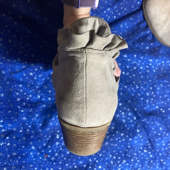 8.5 EUC Fergalicious Ankle Boots Ruffle. Faux Suede. Taupe. - Picture 5 of 12
